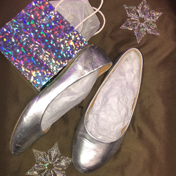 Women silver flat shoes 🥿. Size 9 gently used 2024 shoe fashion trends - Picture 2 of 5